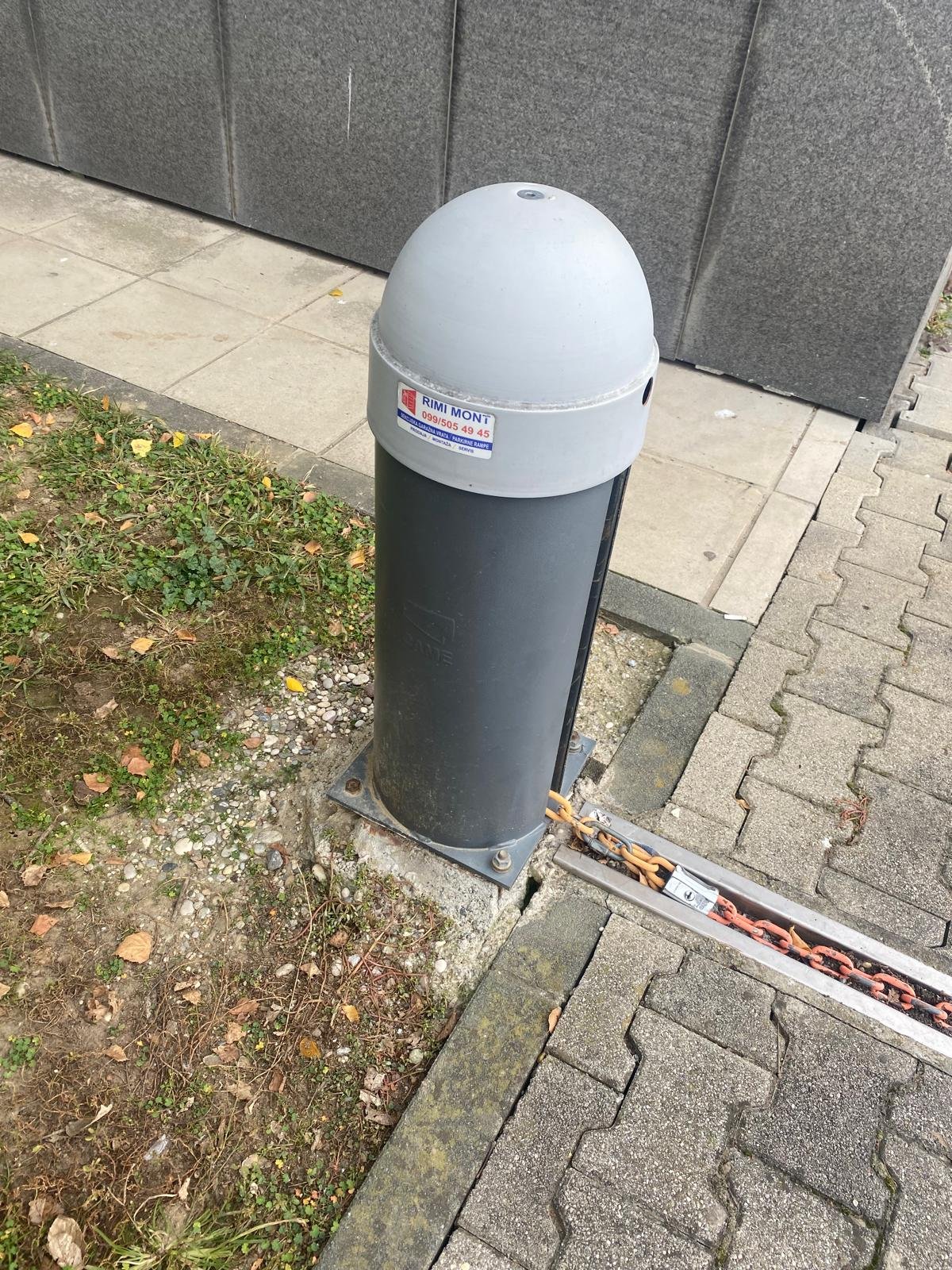 Stambeno-poslovna zgrada sa sekcijskim garažnim vratima u nizu