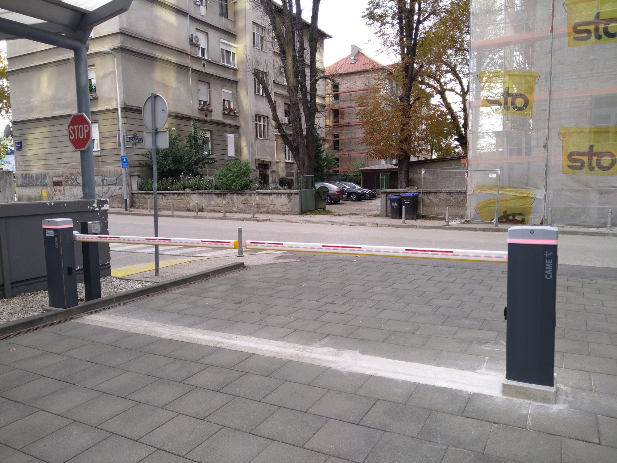 Zatvorena CAME parkirna rampa kod ulaza u stambenu zgradu