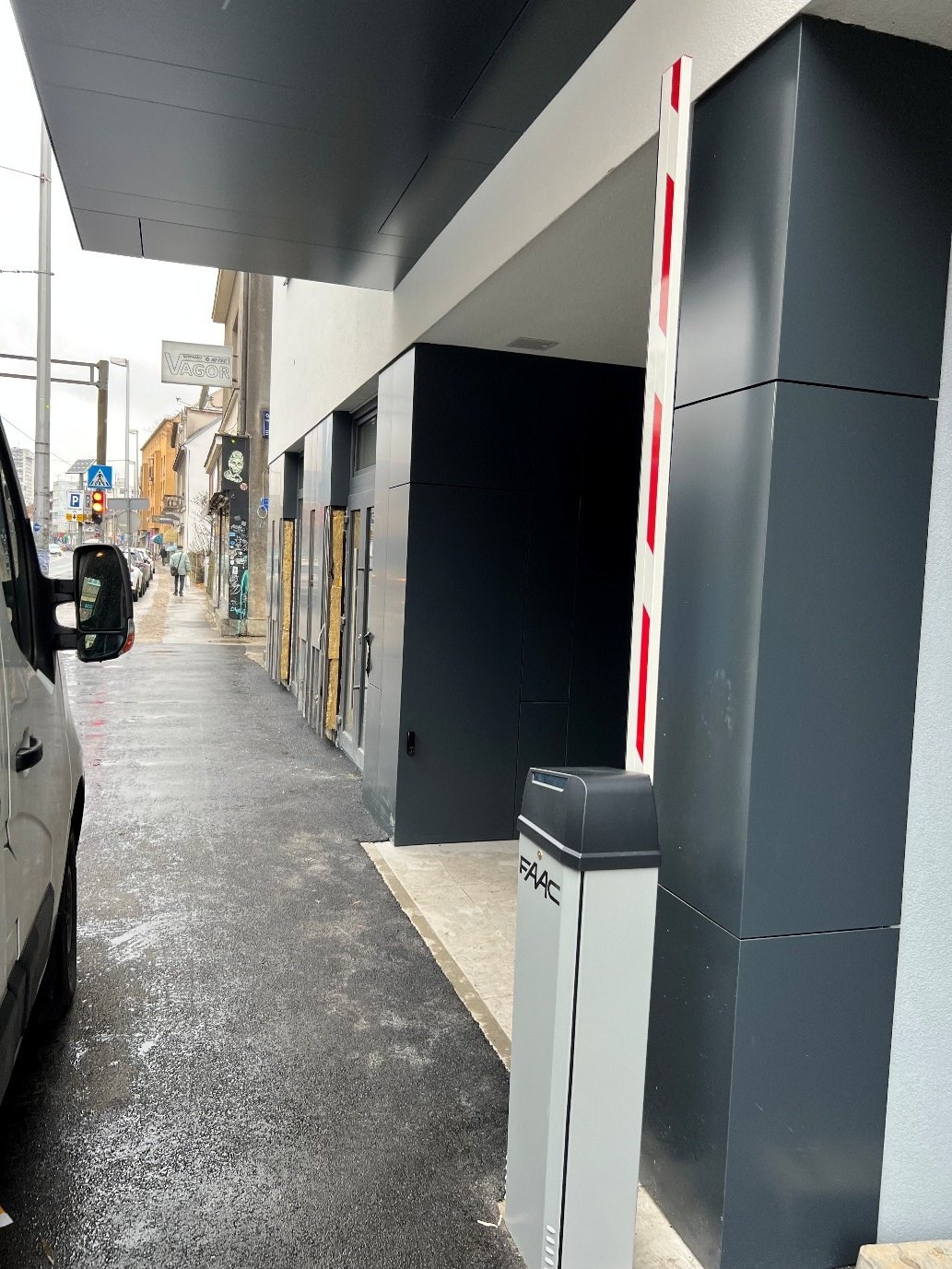 FAAC parkirna rampa pod nadstrešnicom poslovnog objekta