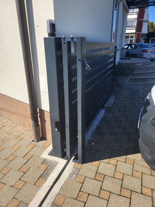 Tamna automatska dvorišna klizna vrata