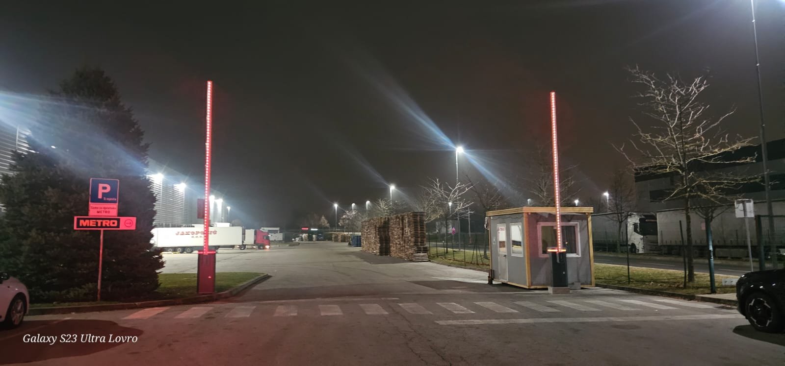 Osvijetljene parkirne rampe noću na ulazu u logistički centar