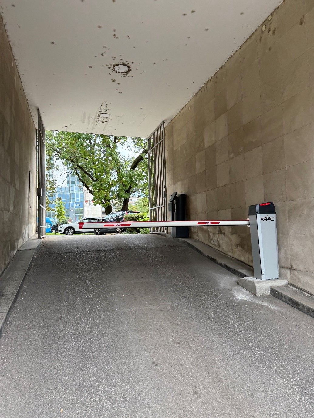 FAAC parkirna rampa na ulazu u podzemnu garažu